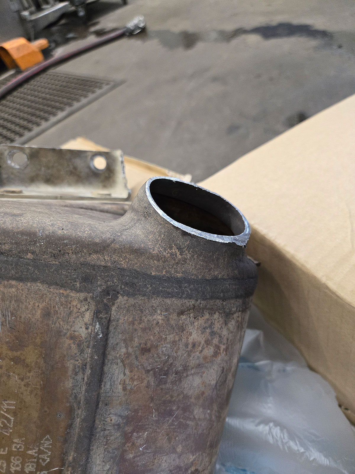 DPF-suodatin irrotettuna pakoputkistosta